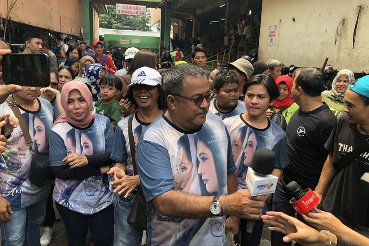 Rano Karno dan jajaran pemain Akhir Kisah Cinta Si Doel, di kawasan Pasar Minggu, Jakarta Selatan, Minggu (19/1/2020). 