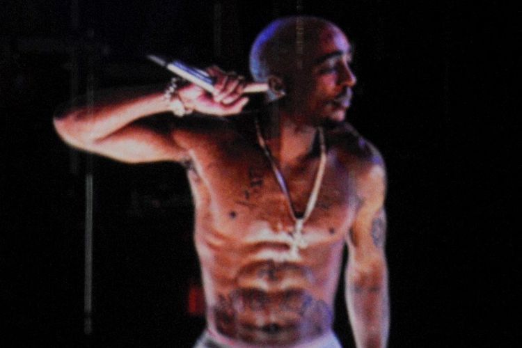 Citra hologram Tupac Shakur ditampilkan di 2012 Coachella Valley Music & Arts Festival di  Empire Polo Field di Indio, California, pada 15 April 2012.  