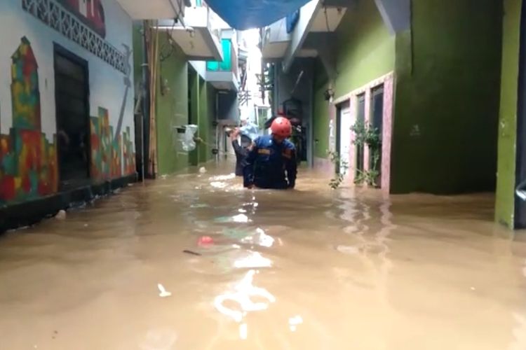 Keadaan banjir yang merendam wilayah Kebon Pala, Kampung Melayu, Jakarta Timur, Senin (10/10/2022). Wilayah tersebut terdampak banjir akibat luapan air kiriman dari Bendung Katulampa, Bogor, Jawa Barat sejak Minggu malam.
