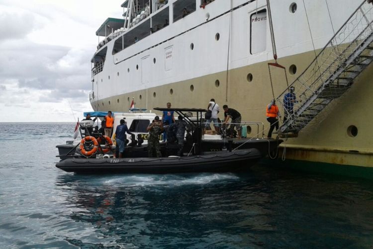 Petugas gabungan dari Polairud dan TNI AL melakukan evakuasi penumpang kapal KM Bukit Raya yang mengalami kandas, Jumat (18/5/2018) siang tadi