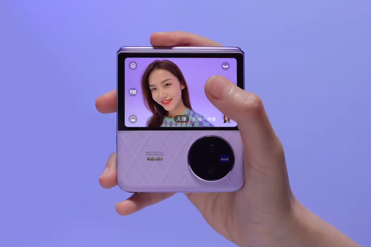 Ponsel lipat Vivo X Flip saat digunakan untuk selfie dalam keadaan terlipat.