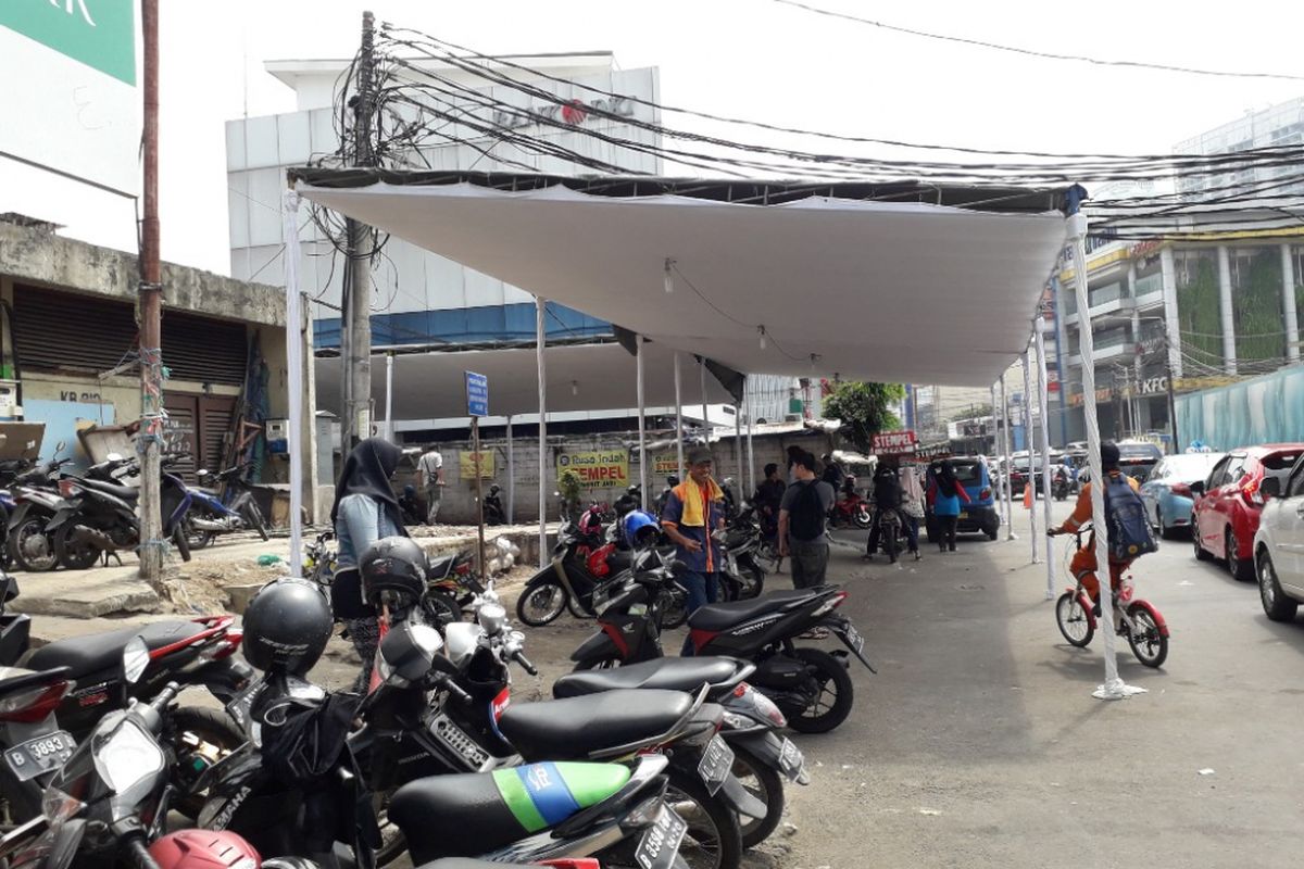 Tenda yang akan digunakan untuk bazar takjil Ramadhan telah didirikan di sekitar Tempat Penampungan Sementara Pasar Bendungan Hilir, Jakarta Pusat, Rabu (16/5/2018).