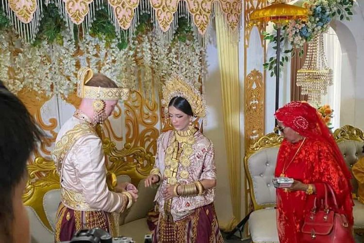 Hajatan pernikahan antara WNA asal Inggris dengan gadis asal Kabupaten Soppeng, Sulawesi Selatan yang viral. Sabtu, (25/2/2023).