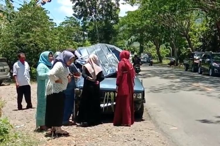 Kecelakaan beruntun  terjadi di jalan Trans sulawesi, Desa Karang-karangan,  Kecamatan Bua, Kabupaten Luwu, Sulawesi Selatan, Senin (28/09/2020) siang, mobil rombongan pengantin tabrakan beruntun menyebabkan satu orang meninggal dunia, lima lainnya luka parah.