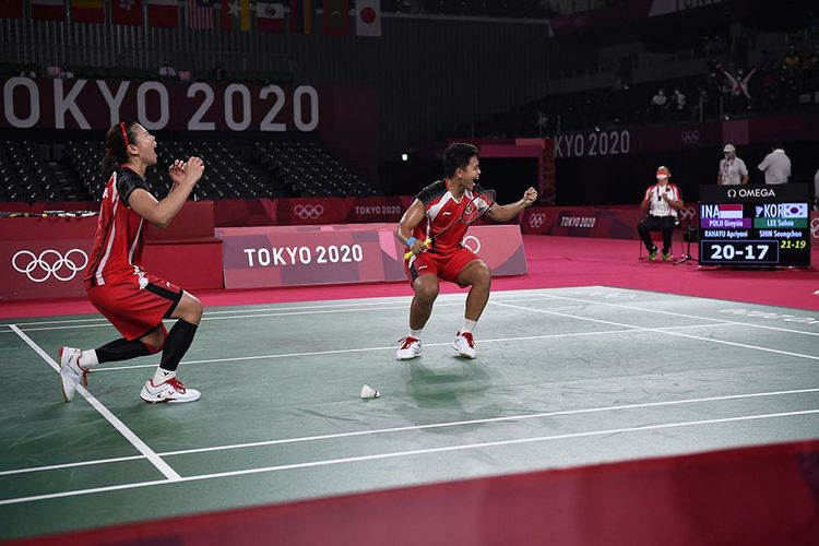 Pebulutangkis ganda putri Indonesia Greysia Pollii/Apriyani Rahayu merayakan kemenangan atas ganda putri Korea Selatan Lee Sohee/Shin Seungchan dalam semifinal Olimpiade Tokyo 2020 di Musashino Forest Sport Plaza, Tokyo, Jepang, Sabtu (31/7/2021). Greysia/Apriyani menang 21-19, 21-17 dan melaju ke final. ANTARA FOTO/Sigid Kurniawan/foc.