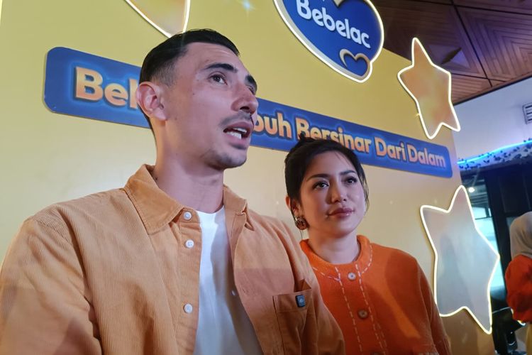 Jessica Iskandar dan suaminya, Vincent Verhaag, dalam konferensi pers peluncuran Bebelac NutriGreat+ di Jakarta Pusat, Selasa (11/11/2025).