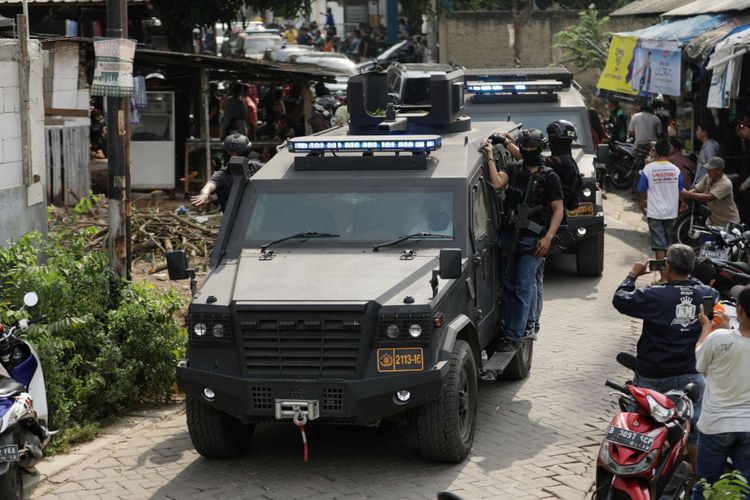 Tim Densus 88 meninggalkan rumah terduga teroris di Jalan Gempol Kunciran, Pinang, Tangerang, Banten, Rabu (16/05/2018). Sejumlah barang bukti dan tiga orang terduga teroris telah diamankan tim Densus 88 Antiteror Polri.