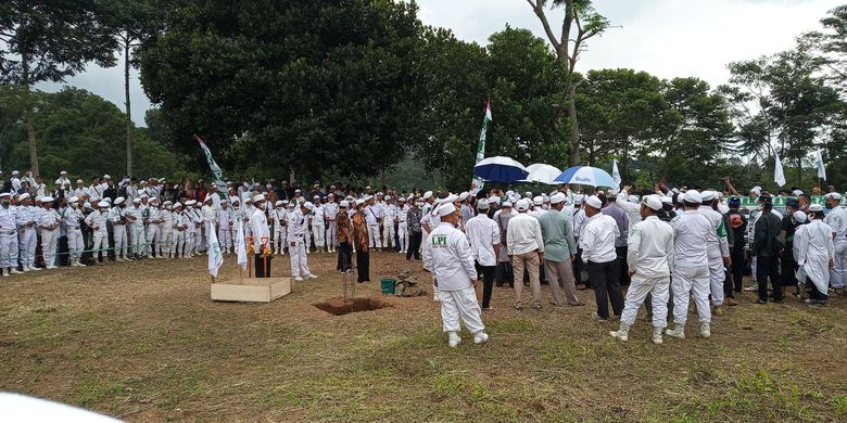 Kawasan Puncak Bogor Jawa Barat dipadati jemaah simpatisan dari Front Pembela Islam (FPI) dalam menyambut kedatangan Rizieq Syihab pada Jumat (13/11/2020).