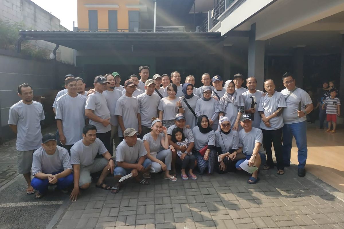 Ayu Ting Ting bersama keluarga dan seluruh tim kurbannya saat ditemui di kediaman Ayu, di kawasan Depok, Jawa Barat, Minggu (11/8/2019).