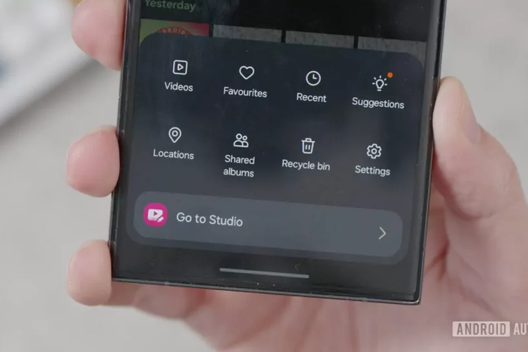 Samsung OneUI 6.0 membawa Studio, aplikasi edit video baru yang lebih lengkap. Pengguna sekarang bisa menambahkan blank klip, dua musik atau lebih, menambahkan teks yang dikustom dan emoji, hingga memilih resolusi video.