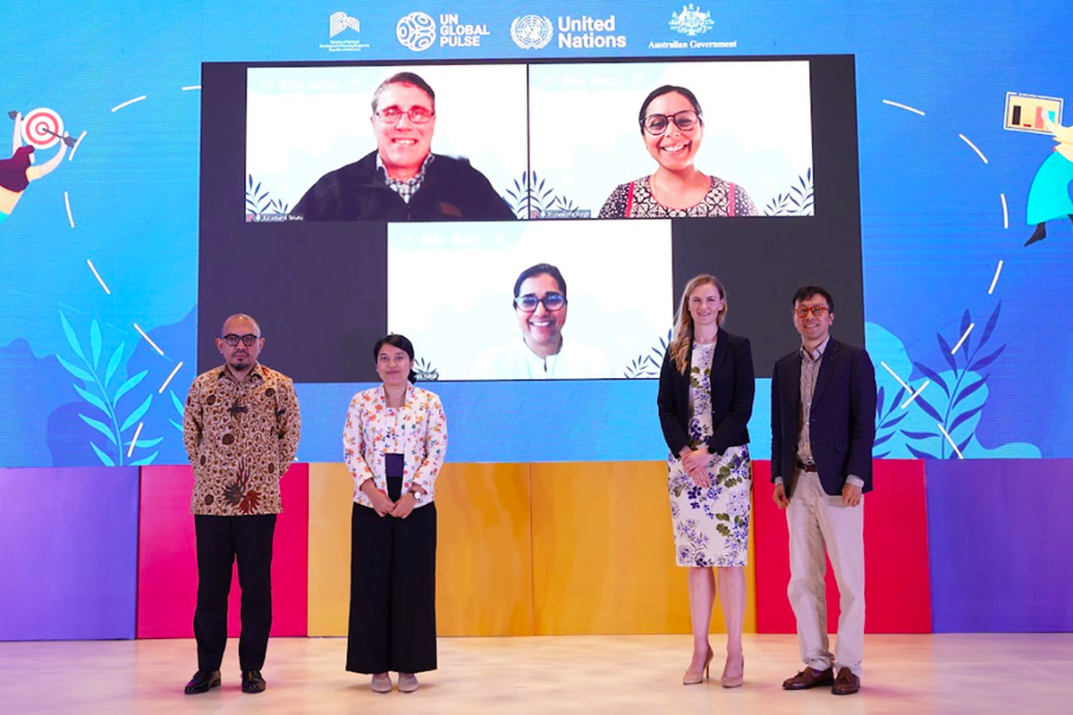 UN Global Pulse bersama Kementerian Perencanaan Pembangunan Nasional/Bappenas diskusi data inklusif dan lima prinsip inovasi data ?Quintet of Change? untuk membantu pencapaian tujuan pembangunan berkelanjutan atau Sustainable Development Goals (SDGs). 22-23 Juni 2023. Tampak seluruh panelis ?Katalisasi Inovasi melalui kemampuan lima prinsip perubahan inovasi data ?Quintet of Change? di Asia Pasifik?, bernoise bersama.