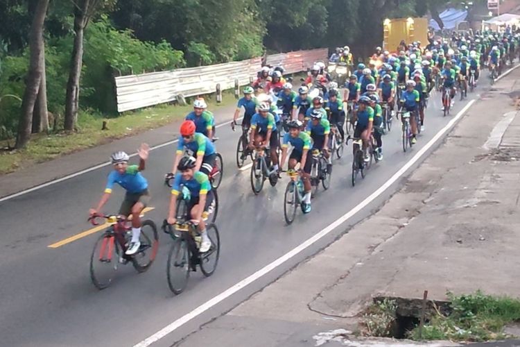 Sejumlah peserta Cycling de Jabar 2024 melintasi jalan Raya Cirebon - Kuningan pada Sabtu (25/5/2024) siang. Mereka akan menempuh jarak sepanjang 213 Kilometer dengan titik akhir Pangandaran.