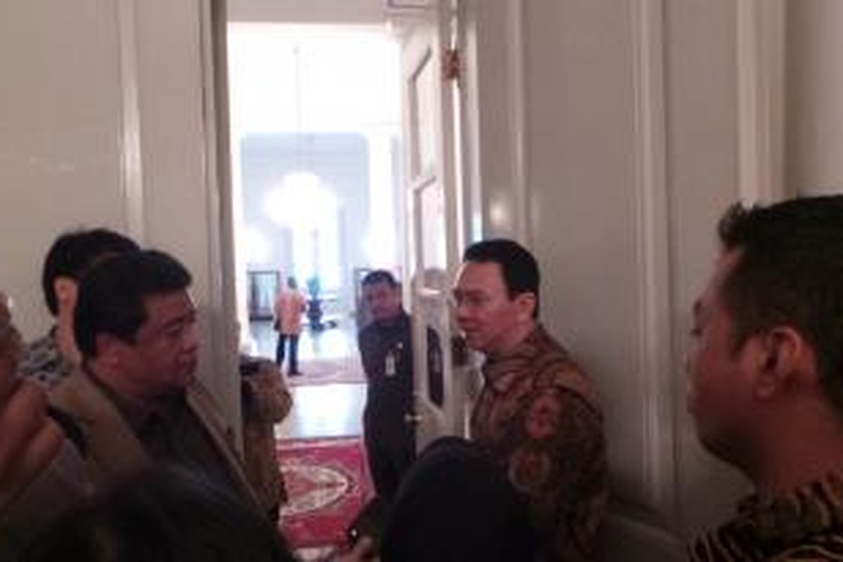 Gubernur DKI Jakarta Basuki Tjahaja Purnama (kanan) dan Ketua Fraksi Partai Nasdem DPRD DKI Bestari Barus (kiri), di Balai Kota, Kamis (19/3/2015). 