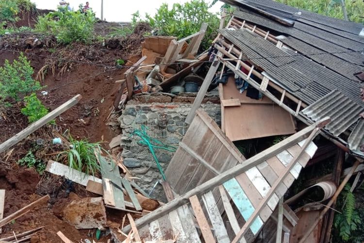 Sebuah rumah di Kelurahan Parakancanggah, Kecamatan/Kabupaten Banjarnegara, Jawa Tengah, rusak terkena material tanggul irigasi yang jebol, Sabtu (2/11/2019).