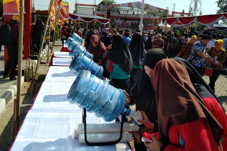 Kurangi sampah plastik, Gelaran Pesta Rakyat Jawa Tengah 2019  di Alun-alun Salatiga, Jumat (22/8/2019) gunakan air galon isi ulang untuk minum masyarakat, 