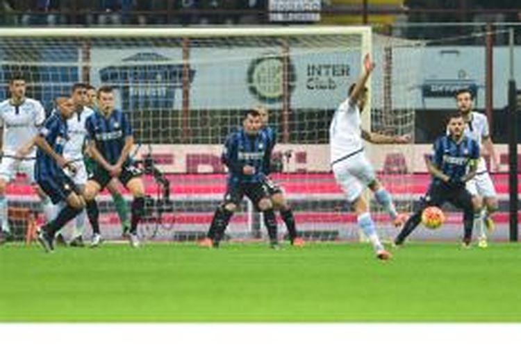 Gelandang Lazio asal Italia, Antonio Candreva, melepaskan tembakan dan berbuah gol saat melawan Inter Milan dalam lanjutan Serie A di San Siro, Minggu (20/12/2015). Lazio menang 2-1.