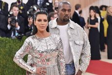 Mengapa Kanye West Selalu Berpose di Belakang Kim Kardashian?