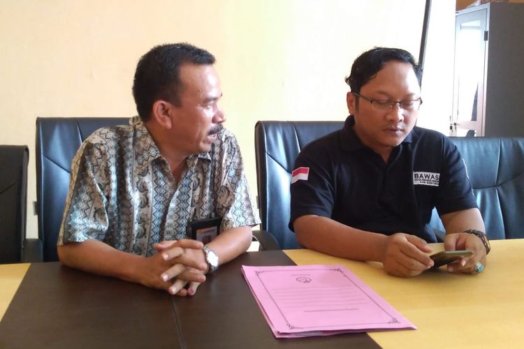 Anggota Bawaslu Banyumas memberikan keterangan kepada wartawan di Purwokerto, Jawa Tengah, Sabtu (20/4/2019). 