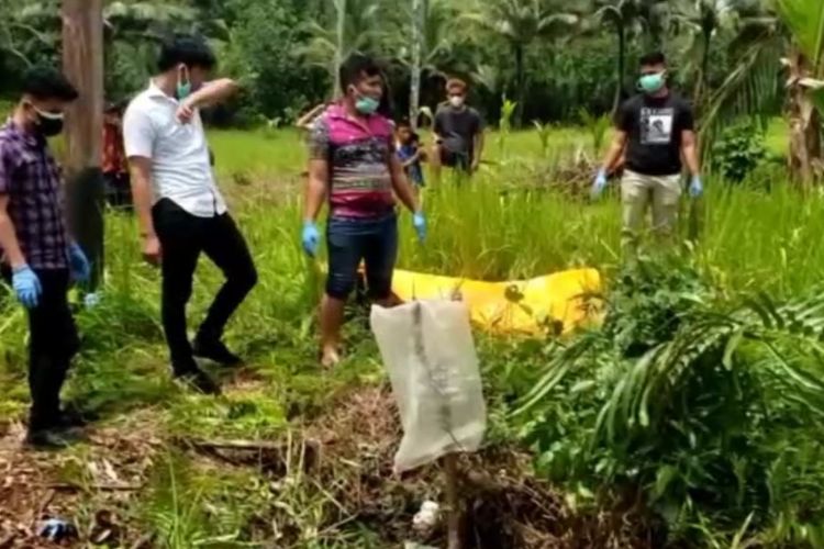 Polisi melakukan olah tempat kejadian di lokasi penemuan mayat, Desa Lagundri, Kecamatan Luahagundre Maniamolo, Kabupaten Nias Selatan, Sumatera Utara.
