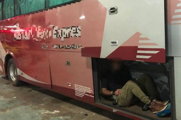 Otoritas Imigrasi dan Pos Pemeriksaan (ICA) menemukan seorang pria India di dalam bagasi bus yang diduga akan dibawa secara ilegal keluar dari Singapura.
