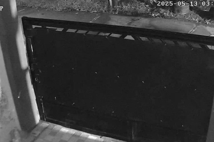 Tangkapan layar rekaman CCTV suara ketokan pada waktu dini hari di Karawang, Jawa Barat yang viral di media sosial.