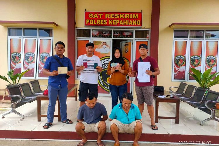 Polres Kepahiang, Polda Bengkulu, menangkap dua pelaku pembuat buku nikah palsu yang digunakan untuk kelengkapan nikah siri pemesannya, Minggu (17/4/2022).