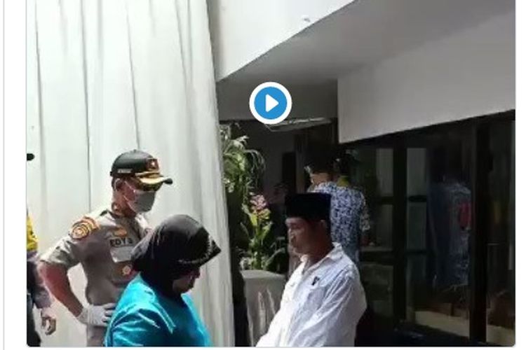 Sebuah video viral di media sosial memperlihatkan seorang polisi marah-marah terhadap seorang pria.
Dari penelusuran, ternyata polisi dalam video itu merupakan Kapolsek Kaliwates Kompol Edy Sudarto.
Edy memarahi penyelenggara arisan guru Madrasah Ibtidaiyah di Jalan Melati, Kelurahan Jember Kidul.