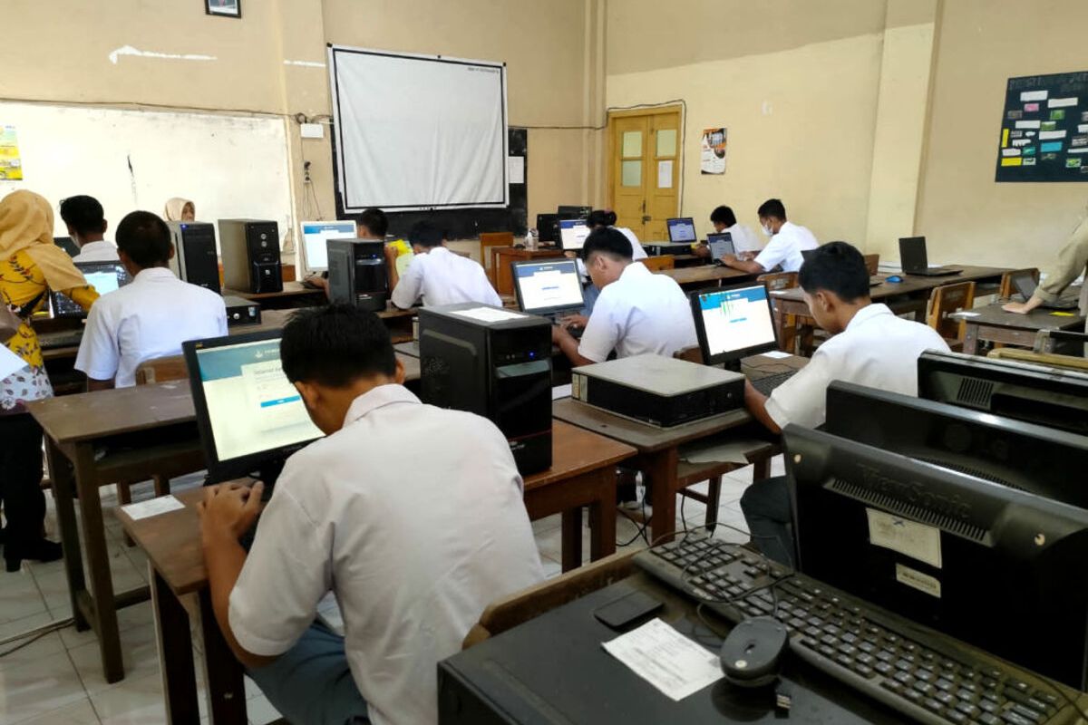 Sembilan anak binaan LPKA Kelas I Blitar yang duduk di bangku kelas 2 (XI) SMA mengikuti ANBK di SMA YP Kodya Blitar, Selasa (29/8/2023)