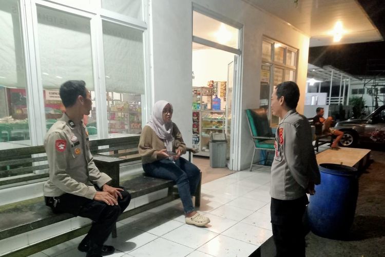 Seorang Wanita Terlantar Kehabisan Ongkos di Pantura Indramayu, Polisi Belikan Tiket Kereta untuk Pulang
