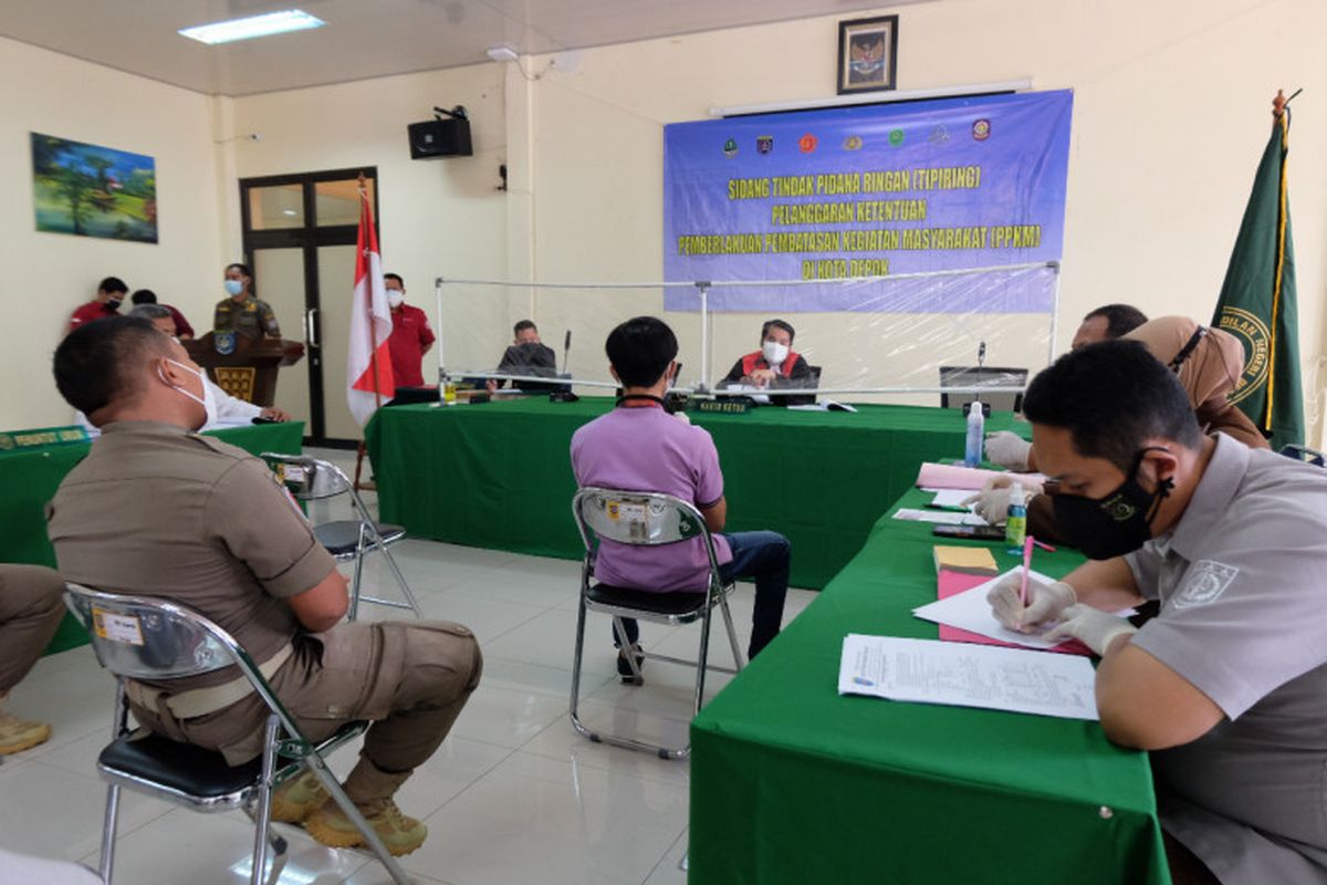 Sebanyak 12 orang menjalani sidang tindak pidana ringan (tipiring) pelanggaran PPKM Darurat di Kantor Kecamatan Sukmajaya, Depok, Jawa Barat pada Kamis (15/7/2021).