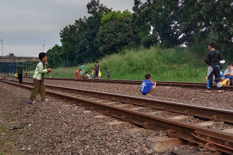 Sejumlah warga tengah ngabuburit di jalur kereta api.