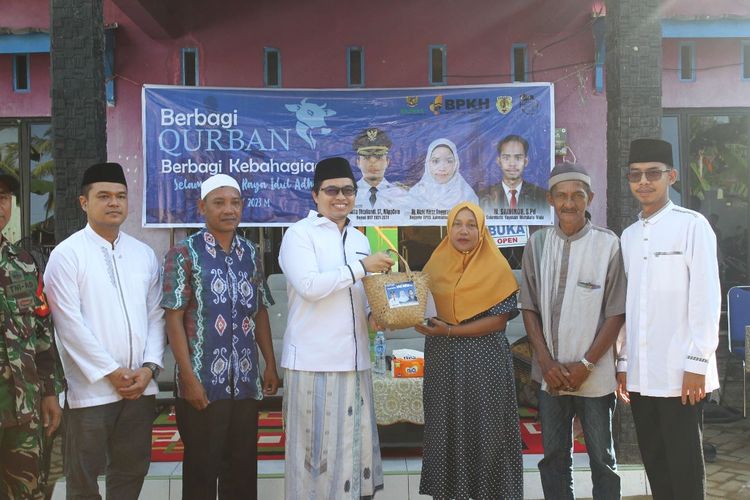 Bupati Hulu Sungai Tengah (HST) H Aulia Oktafiandi (keempat dari kiri) menyerahkan bantuan daging kurban secara simbolis kepada salah seorang warga desa di Kabupaten Hulu Sungai Tengah. 