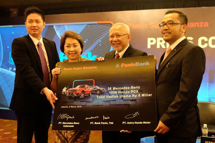 Presiden Direktur PaninBank Herwidayatmo dan Wakil Presiden Direktur PaninBank Roosniati Salihin bersama Senior Manager Marketing Communication PT Astra Honda Motor Andi Wijaya dan Deputy Director Sales Operation & Product Management PT Mercedes-Benz  Kariyanto Hardjosoemarto dalam konferensi pers peluncuran Panin Super Bonanza 2018 di Jakarta, Jumat (9/3/2018).