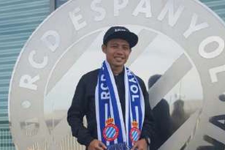Gelandang asal Indonesia, Evan Dimas, berpose di depan logo Espanyol, pada Rabu (3/2/2016).