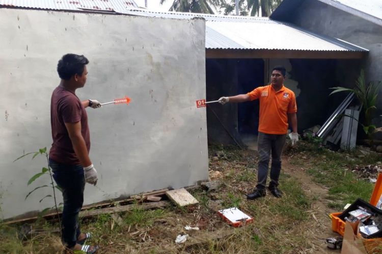 Polisi melakukan olah tempat kejadian perkara kasus pencurian di rumah milik  Fatimah M Juned (40) di Desa Teupin Mamplam, Kecamatan Simpang Ulim, Kabupaten Aceh Utara, Selasa (27/2/2018) 