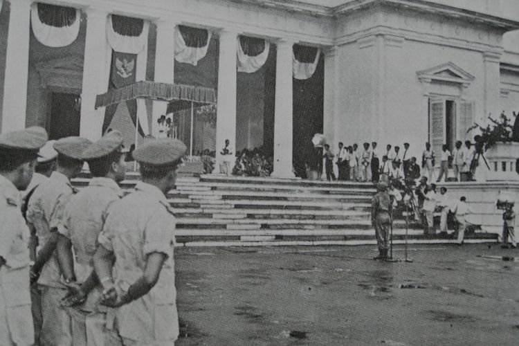 Prosesi pembacaan Dekrit Presiden 5 Juli 1959