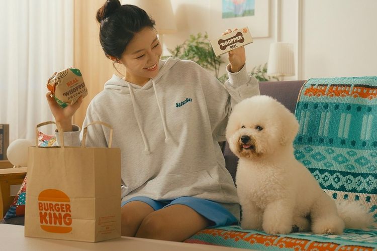 Burger King Korea bekerja sama dengan Harim Pet Food  meluncurkan menu untuk anjing bernama ?Real Dogpper?.