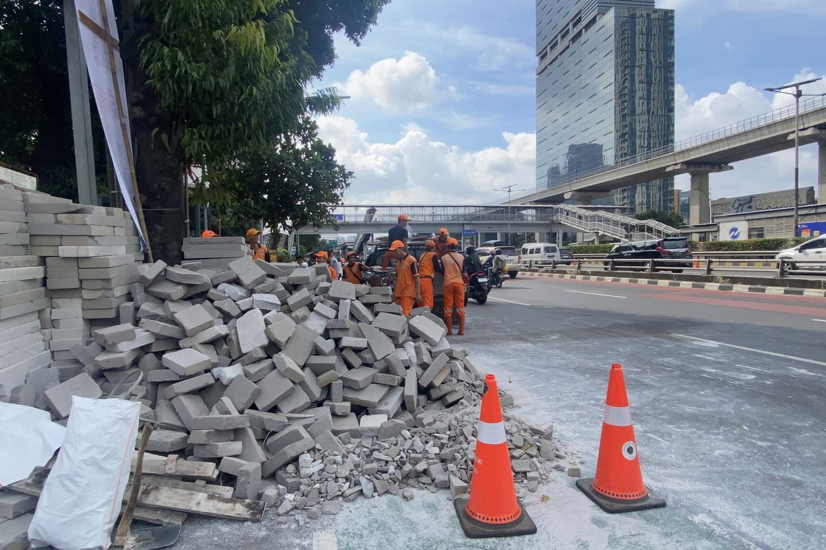 Evakuasi Truk Hebel Terguling di Gatot Subroto Selesai, Lalu Lintas Kembali Normal