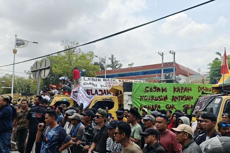 Ratusan Sopir Truk Demo Balai Kota Samarinda, Tolak Pembatasan Kupon BBM Subsidi