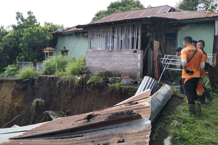 Tanah longsor yang mengakibatkan rumah pasangan suami istri lansia di Kelurahan Kendran, Kecamatan Buleleng, Kabupaten Buleleng, Provinsi Bali, rusak, Sabtu (11/2/2023).