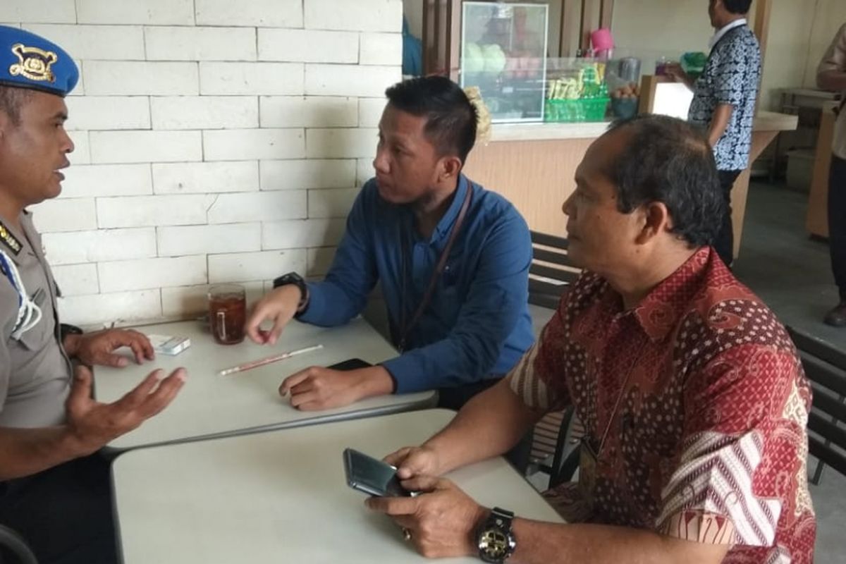 Buronan Komisi Pemberantasan Korupsi (KPK), Ferry Suando Tanuray  Kaban (kanan) menyerahkan diri ke Polsek Kelapa Dua, Tangerang Selatan (Tangsel), Jumat (11/1/2019).