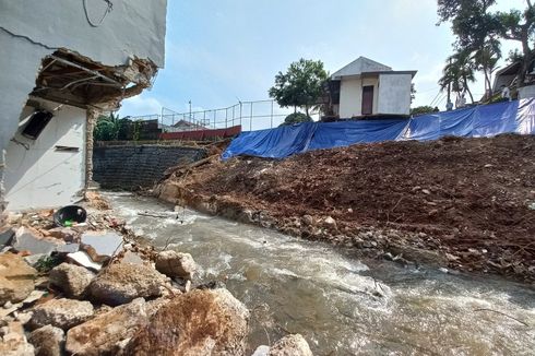 Material Longsor Berhasil Dikeruk, Air Kali Tak Lagi Meluap ke Permukiman Warga di Ciputat