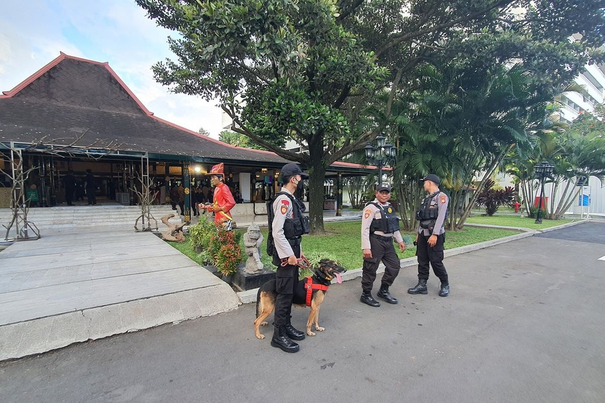 Anjing K-9 saat patroli lokasi akad nikah Kaesang Pangarep dengan Erina Sofia Gudono, di sekitar Pendopo Agung Royal Ambarrukmo Yogyakarta. Jumat (9/12/2022).