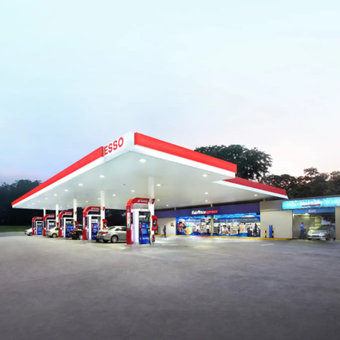 PT Chandra Asri Pacific Tbk (TPIA) mengakuisisi jaringan SPBU Esso milik ExxonMobil di Singapura. Langkah ini menjadi bagian dari strategi ekspansi energi terintegrasi perusahaan milik Prajogo Pangestu.