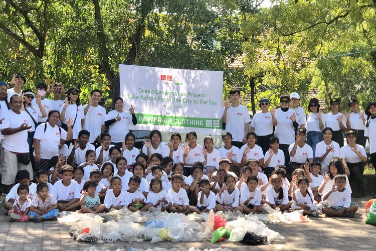 Uniqlo, PPLH Bali, JDC Bali dan komunitas peduli lingkungan bersih-bersih sampah plastik di Pantai Tulamben, Karangasem, Bali, Minggu (25/6/2023). 