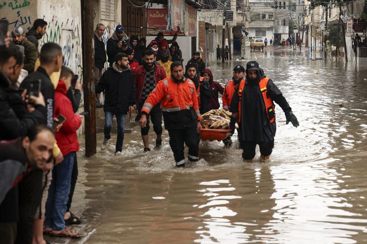 Banjir yang melanda kamp pengungsi Jabalia di Jalur Gaza, Palestina, 16 Januari 2022.