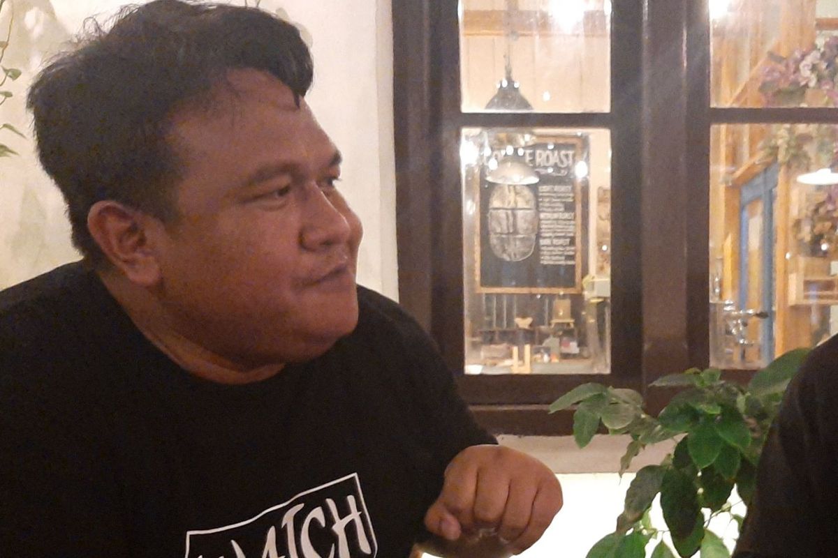 Dandhy Dwi Laksono seorang jurnalis dan sutradara film dokumenter saat berkunjung ke Semarang, Jawa Tengah selepas mengisi acara festival literasi bertajuk patjarmerah di Soesmans Kantoor Kota Lama pekan lalu.