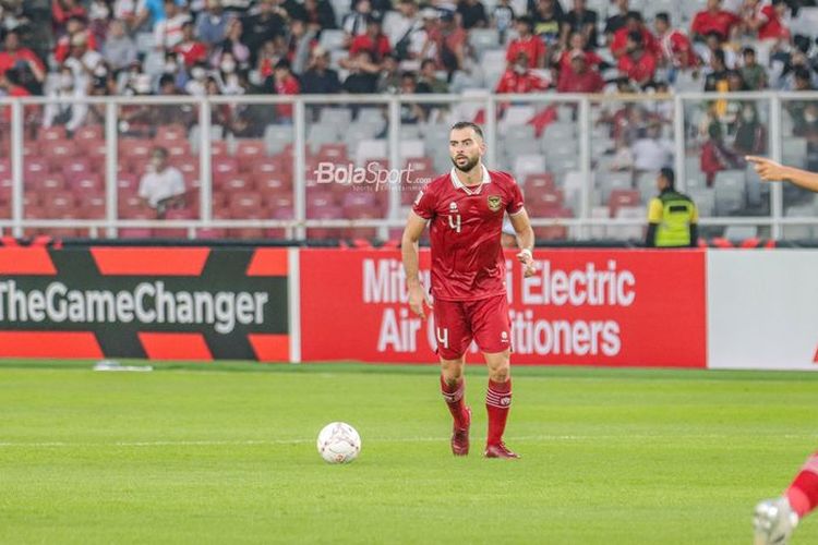 Aksi bek timnas Indonesia, Jordi Amat, pada laga Grup A Piala AFF 2022 kontra Kamboja yang dihelat di Stadion Utama Gelora Bung Karno (SUGBK), DKI Jakarta, Jmuat (26/12/2022).