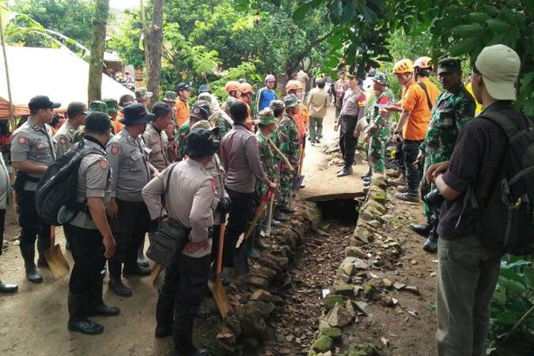 Tim SAR gabungan sedang melakukan persiapan pencarian korban tertimbun tanah longsor di Kabupaten Nganjuk.