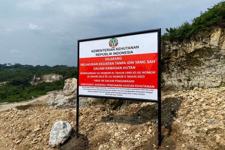 Kemenhut menyegel lahan tambang kapur di Gunung Karang, Rabu (2/6/2025). 